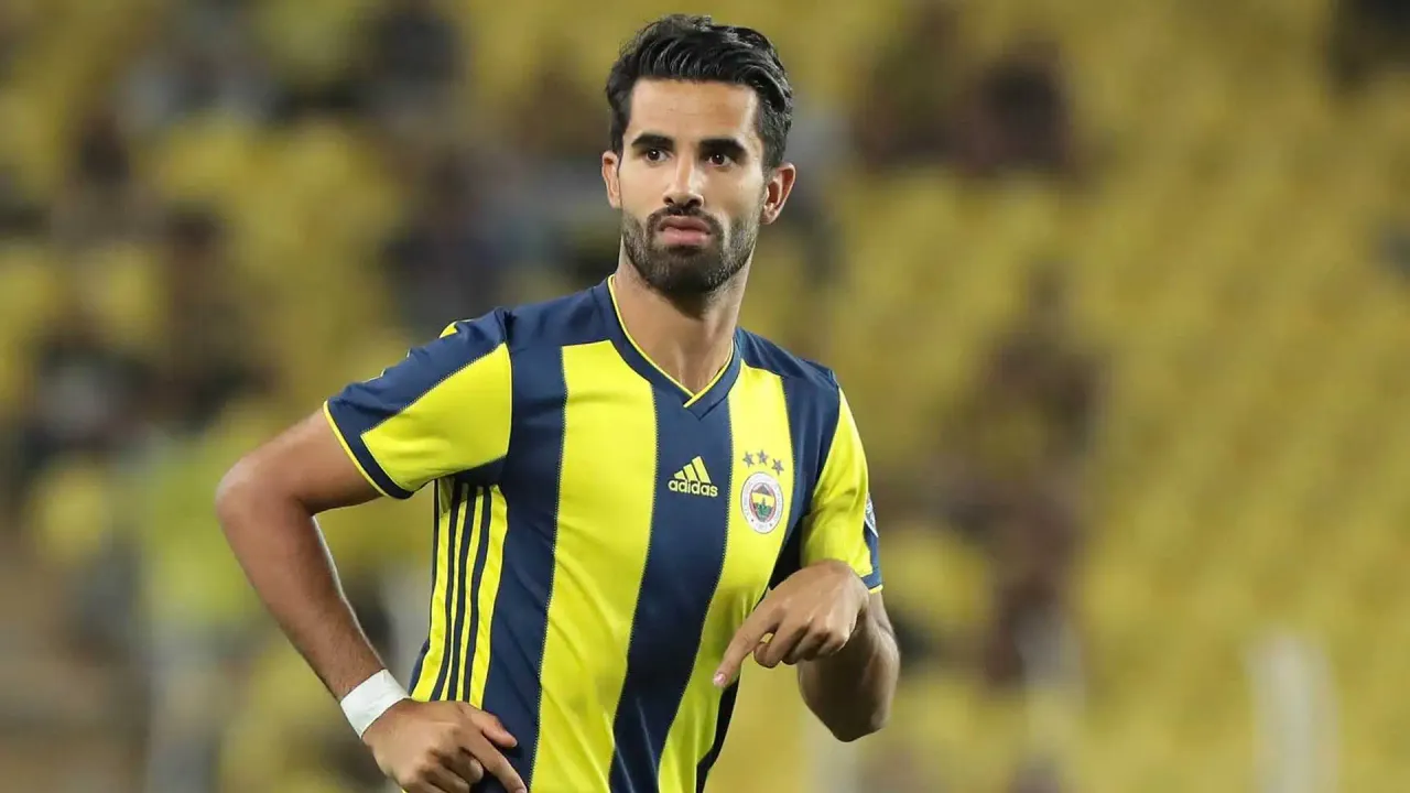 Alper Potuk, futboldan 2 yıl men cezası aldı. Alper Potuk, futboldan 2 yıl men cezası aldı.