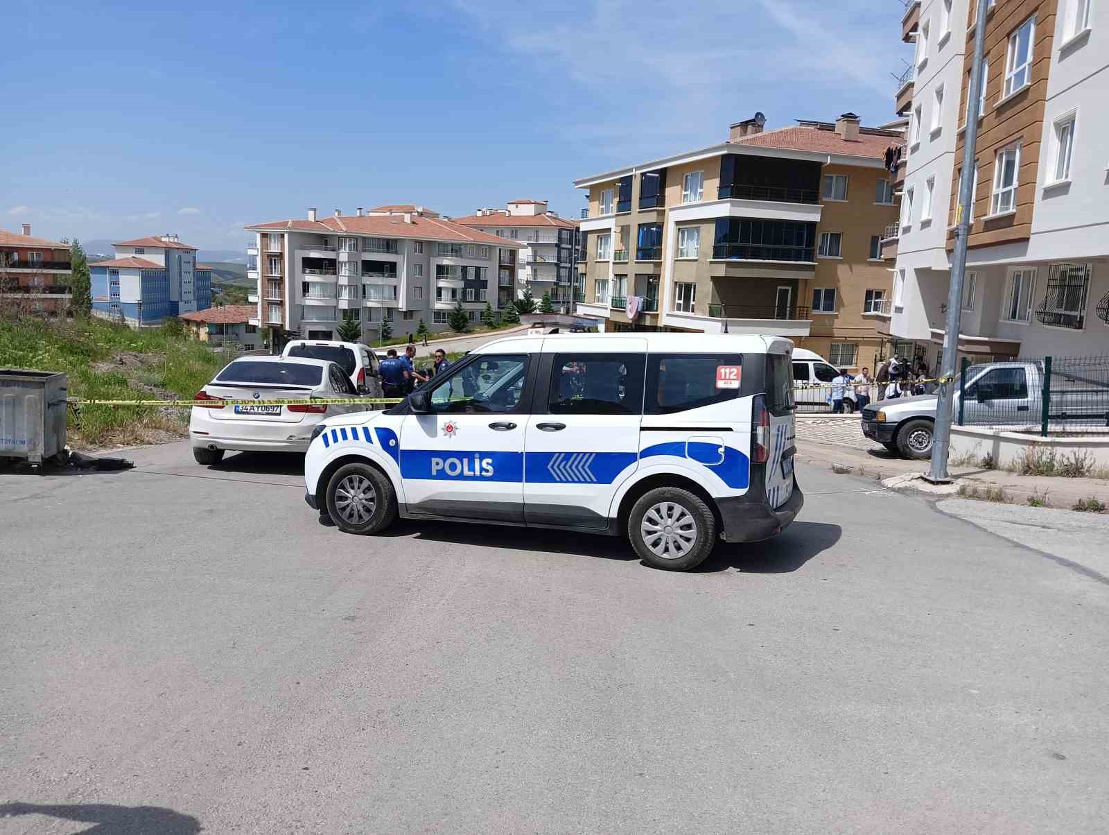 Kız çocuğu evinde başından silahla vurulmuş halde ölü olarak bulundu.