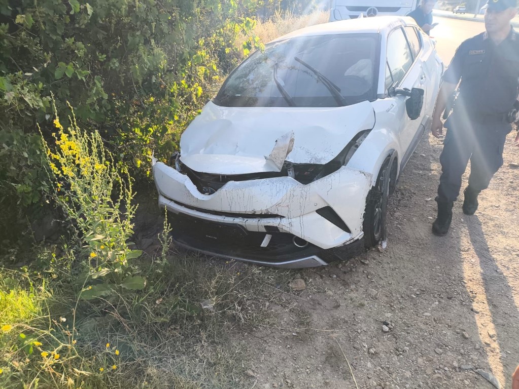 Takla atan araçtan çıkıp kaçtı.