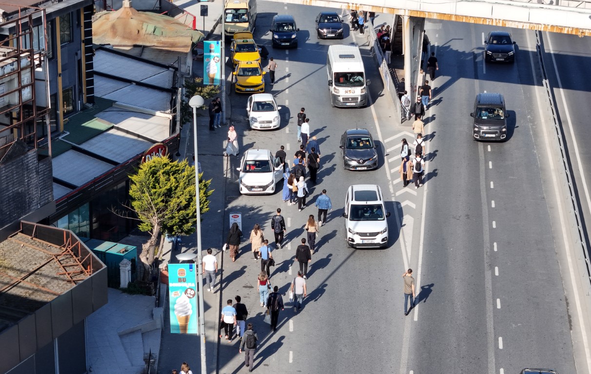 Özel Halk Otobüsleri kontak kapattı: Metrobüslerde yaşanan yoğunluk böyle görüntülendi.