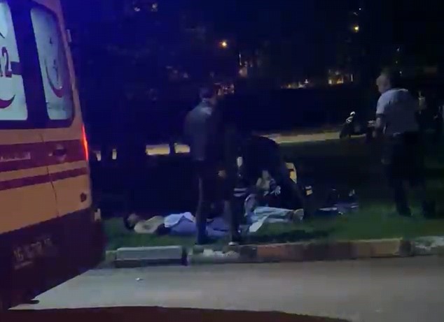 Parkta Lazer Terörü: 1’i Ağır 2 Genç Bıçaklandı!