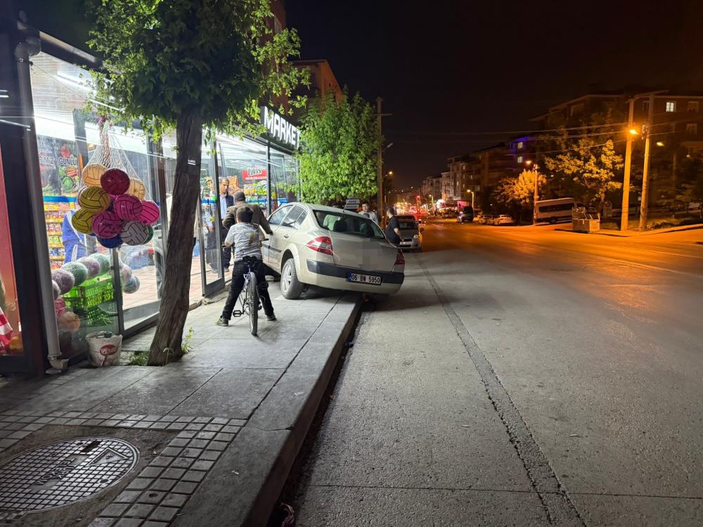 Sincan'da kontrolden çıkan otomobil markete daldı.