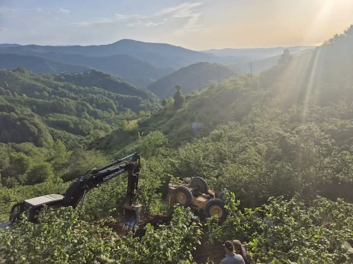 İş makinası şarampole devrildi, operatör atlayarak kurtuldu.