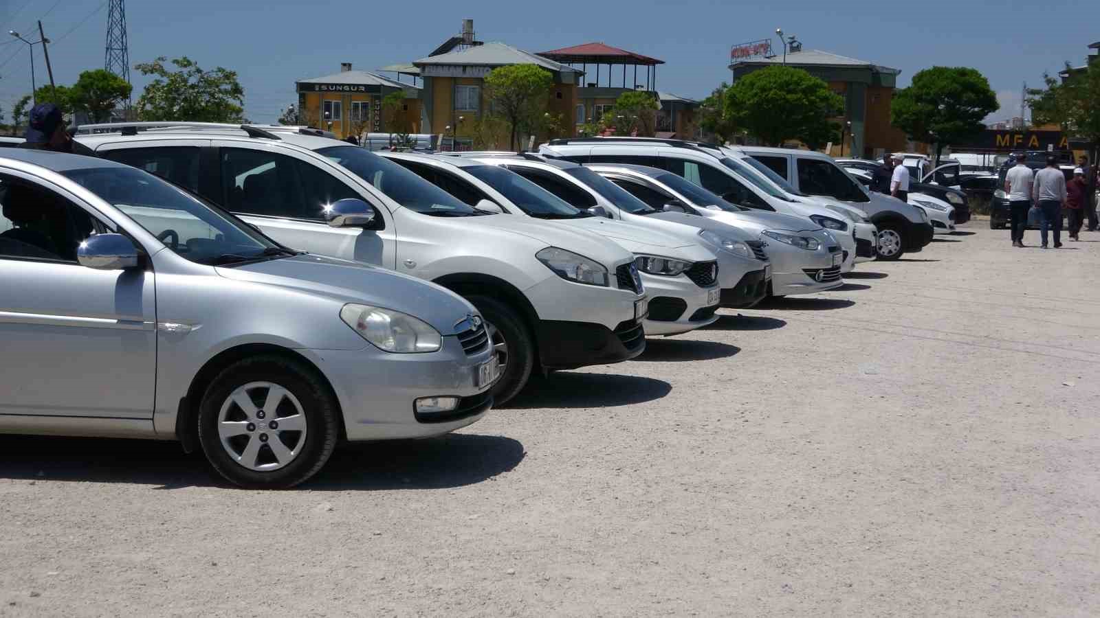 Van’daki oto pazarı satıcılarla doldu 