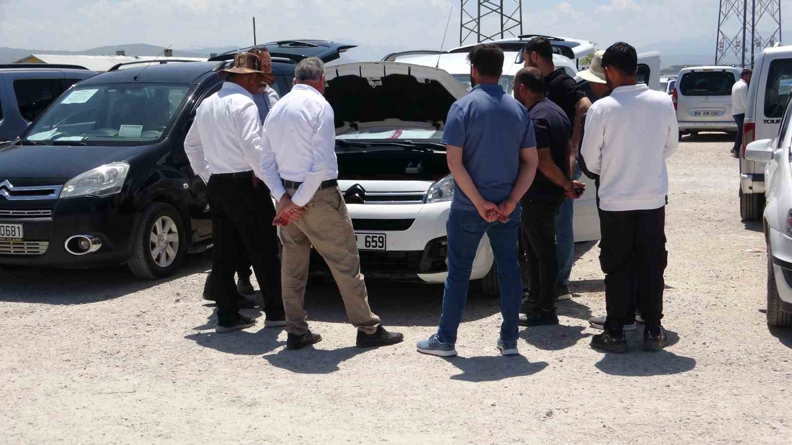 Van’daki oto pazarı satıcılarla doldu 