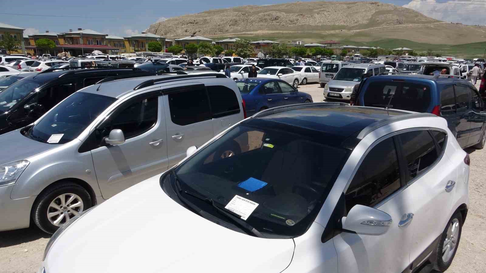 Van’daki oto pazarı satıcılarla doldu 