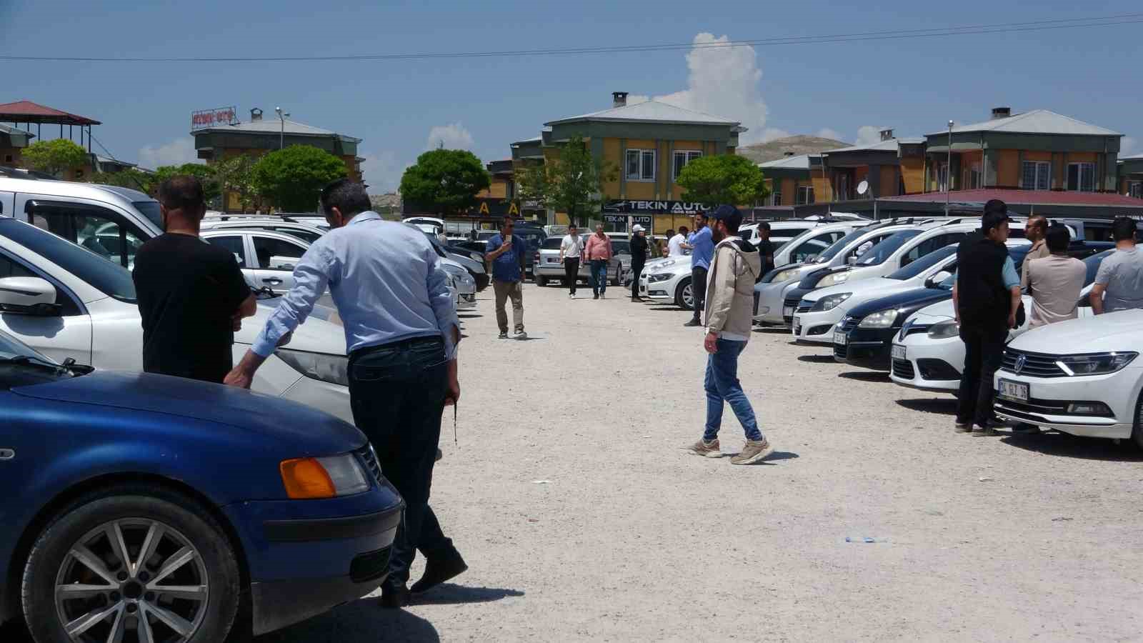Van’daki oto pazarı satıcılarla doldu 