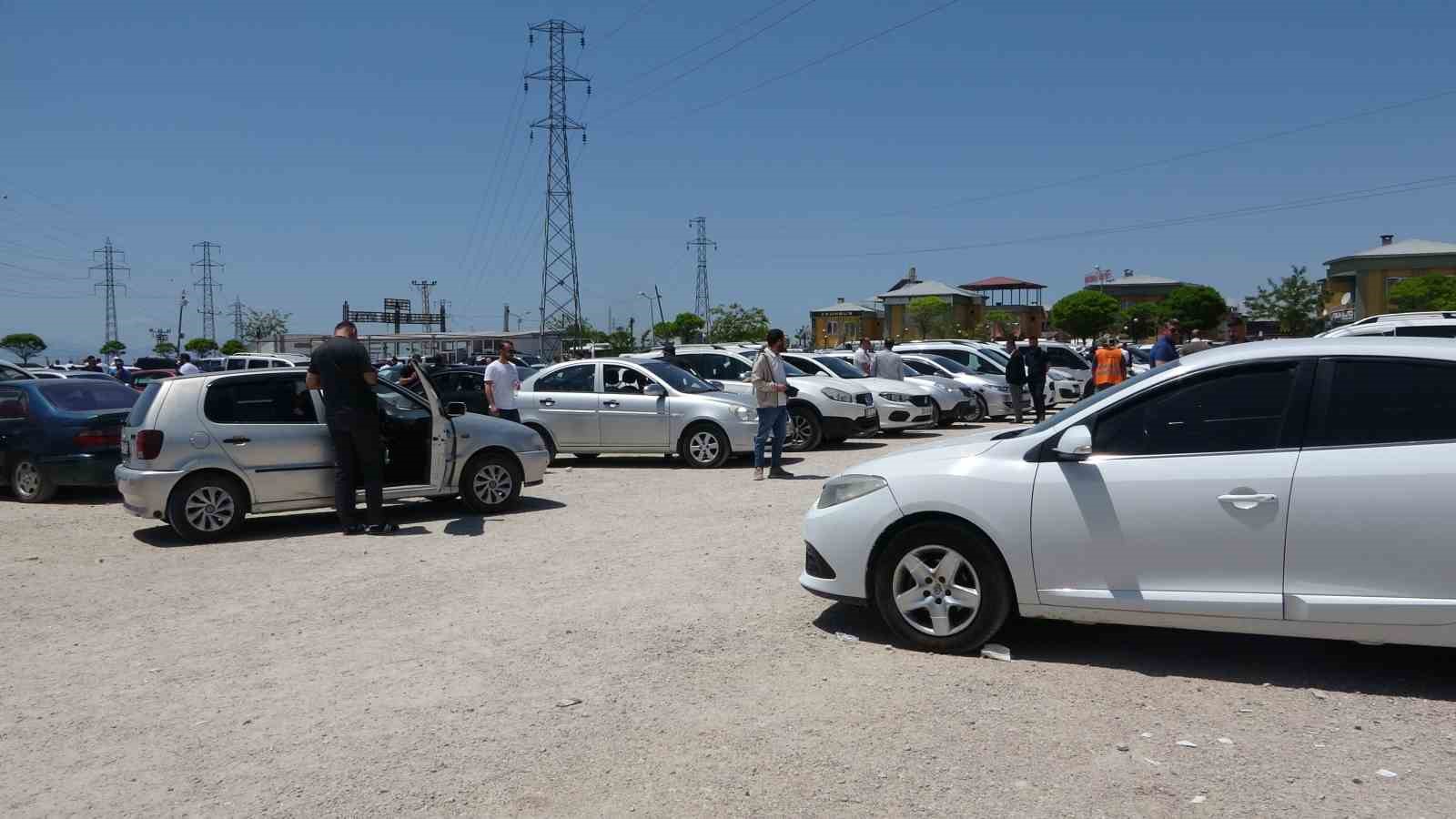 Van’daki oto pazarı satıcılarla doldu 