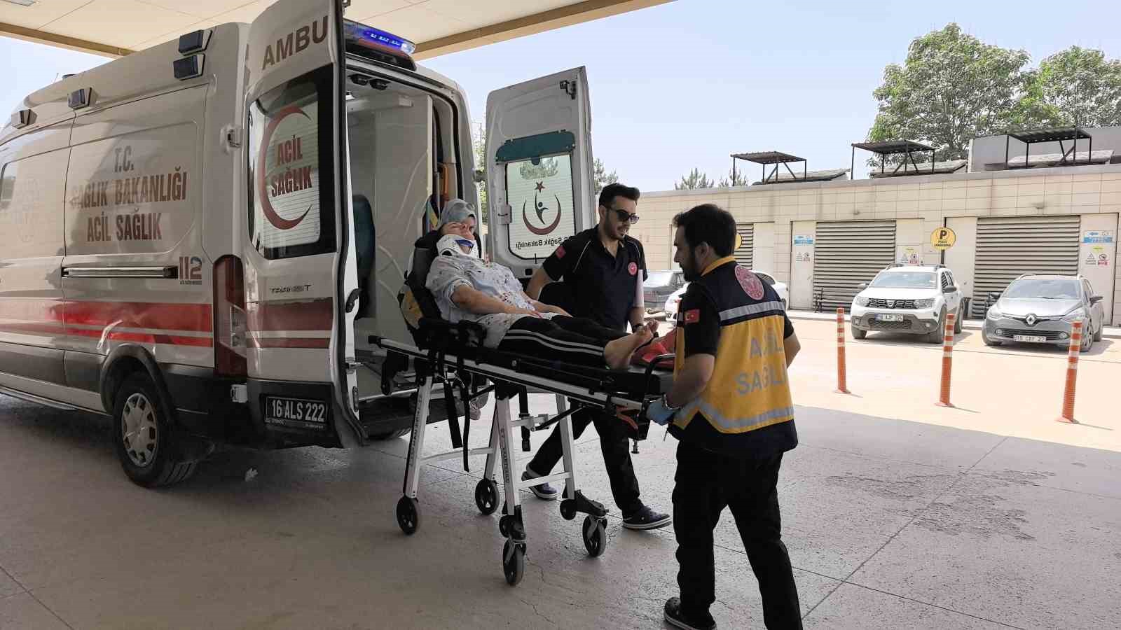 Kazada yaralandı,oyuncağını elinden hiç bırakmadı 