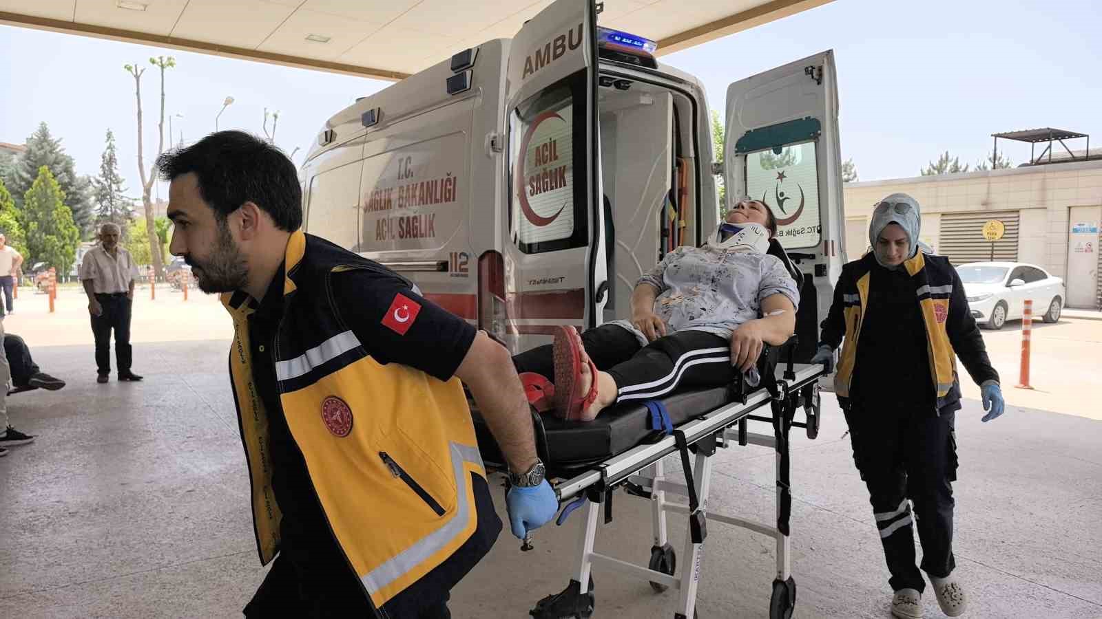 Kazada yaralandı,oyuncağını elinden hiç bırakmadı 