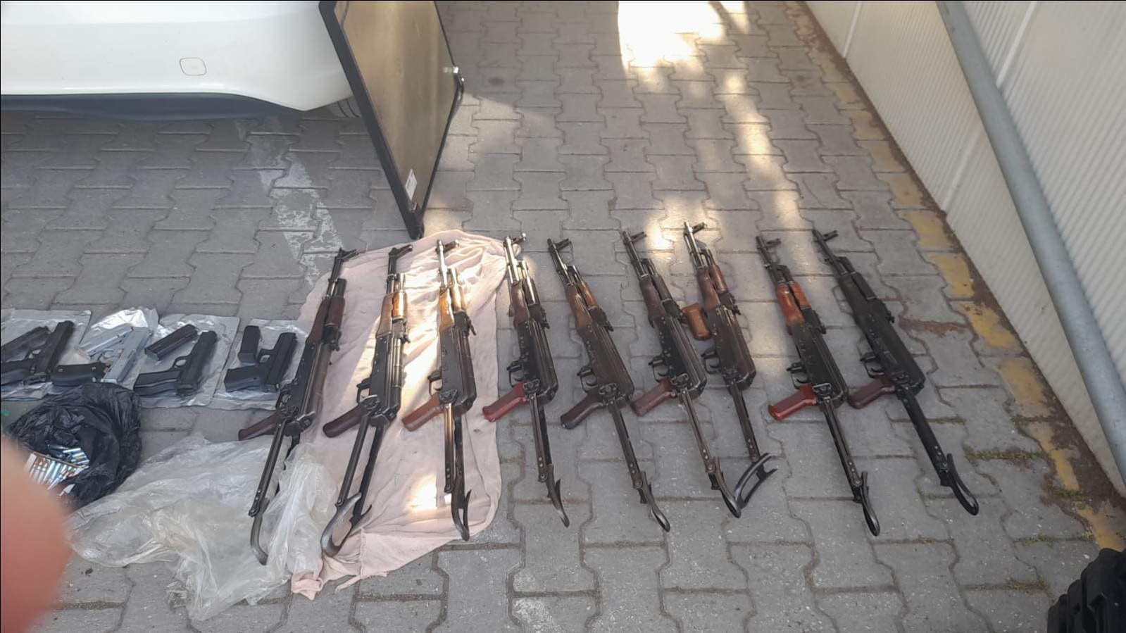Uyuşturucu sandılar, silah deposu çıktı: Otomobili kullanan şoför polisti 