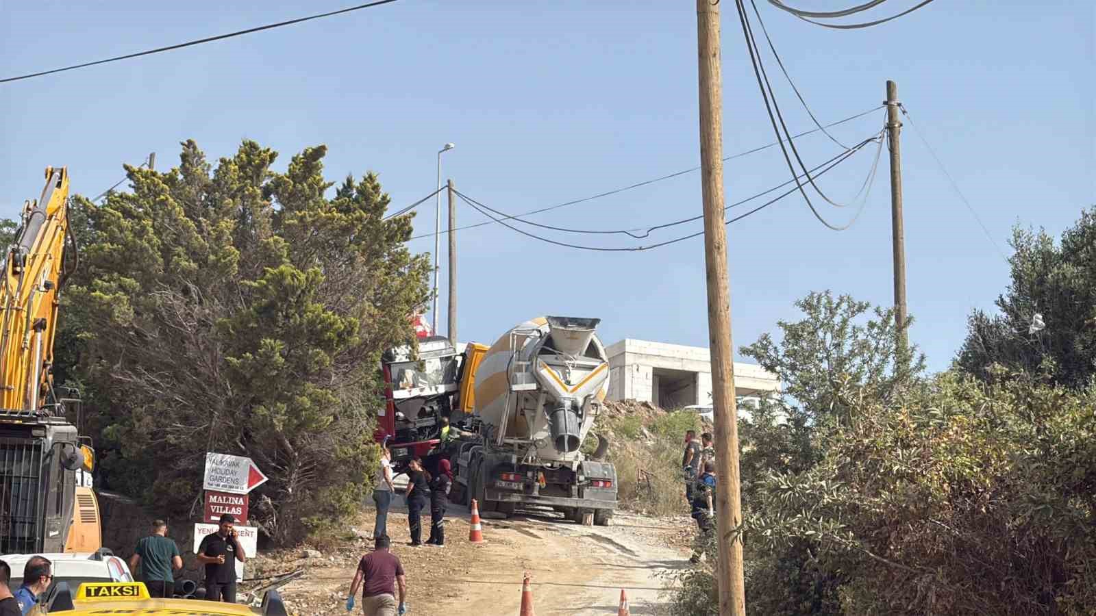 Beton mikseri ile kayan kamyonetin arasında kalan sürücü hayatını kaybetti 
