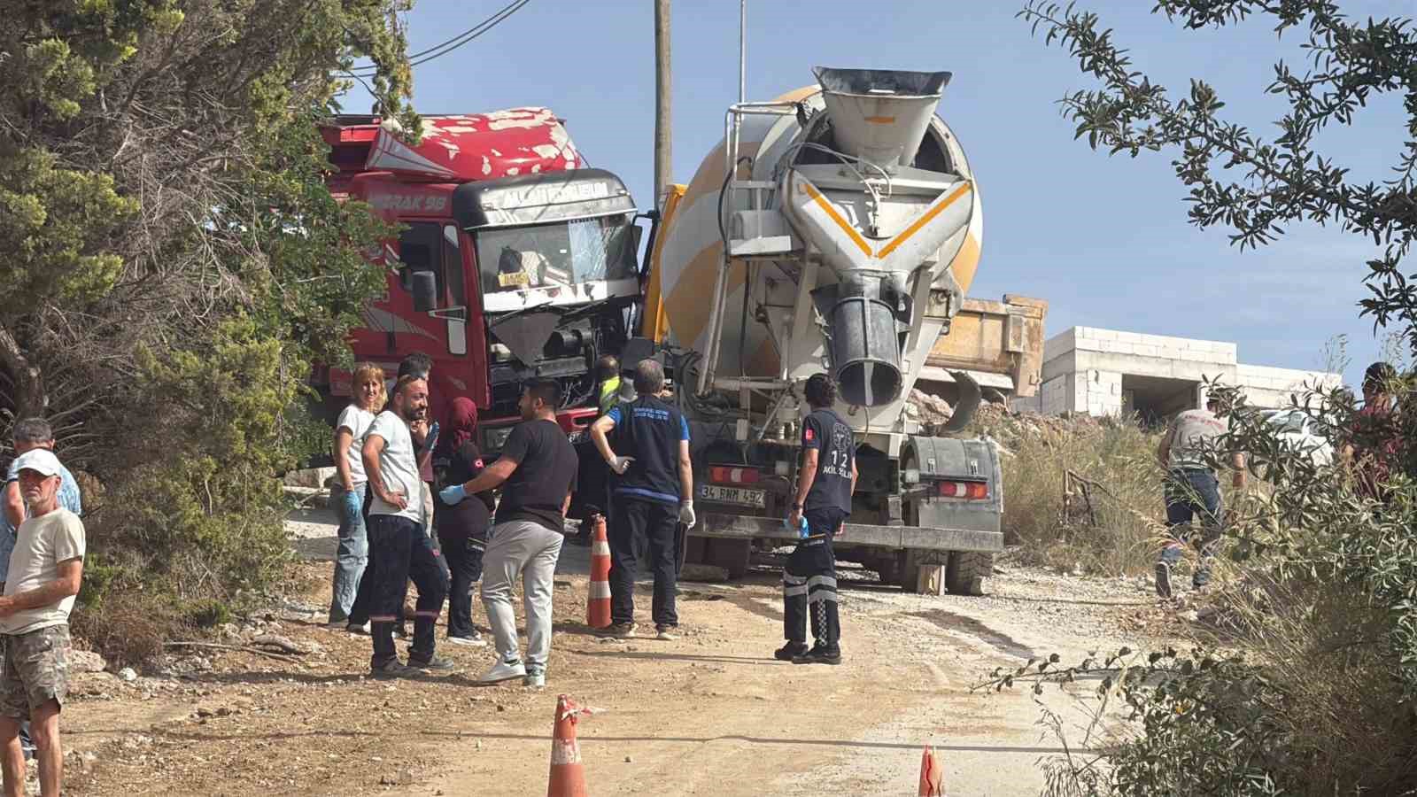 Beton mikseri ile kayan kamyonetin arasında kalan sürücü hayatını kaybetti 