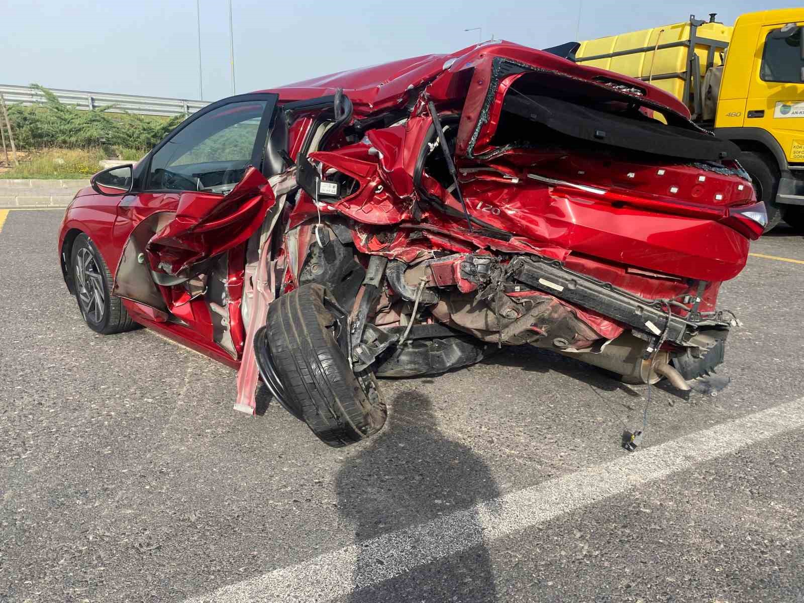 Zincirleme kazada otomobil kağıt gibi ezildi: 5 yaralı 