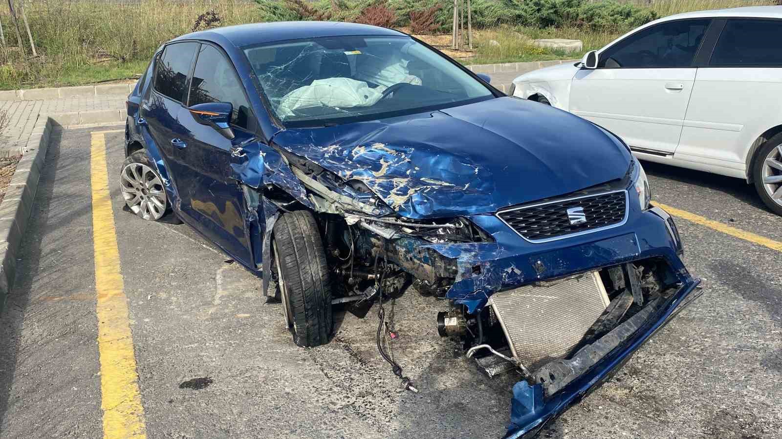 Zincirleme kazada otomobil kağıt gibi ezildi: 5 yaralı 