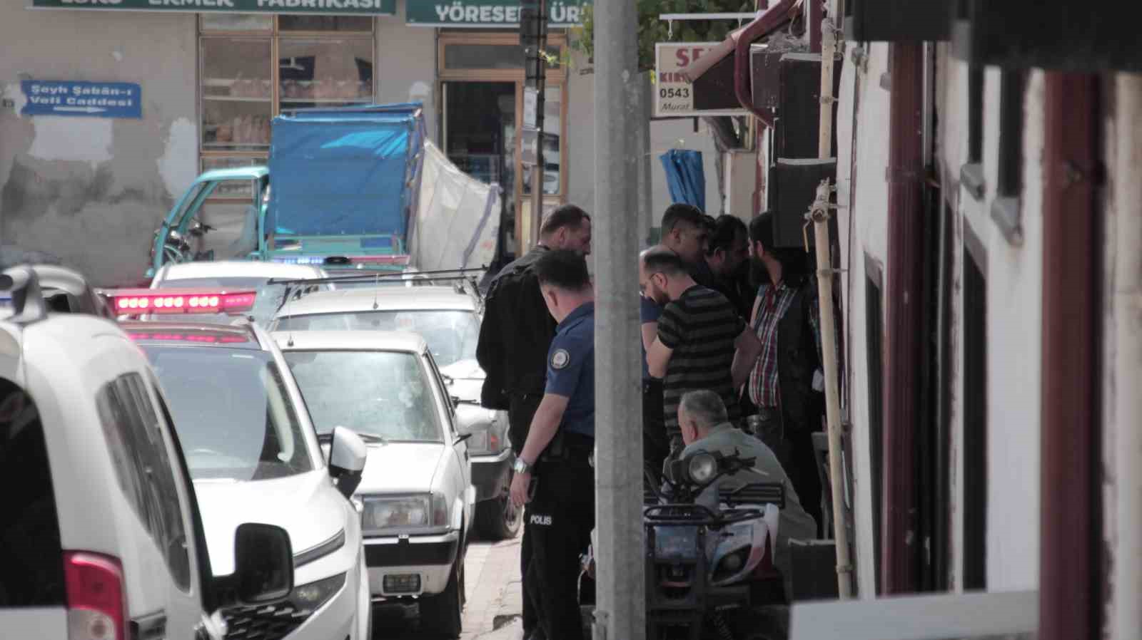 Kötü koku ihbarı ekipleri harekete geçirdi, girilen evde 30 metrelik define tüneli çıktı 