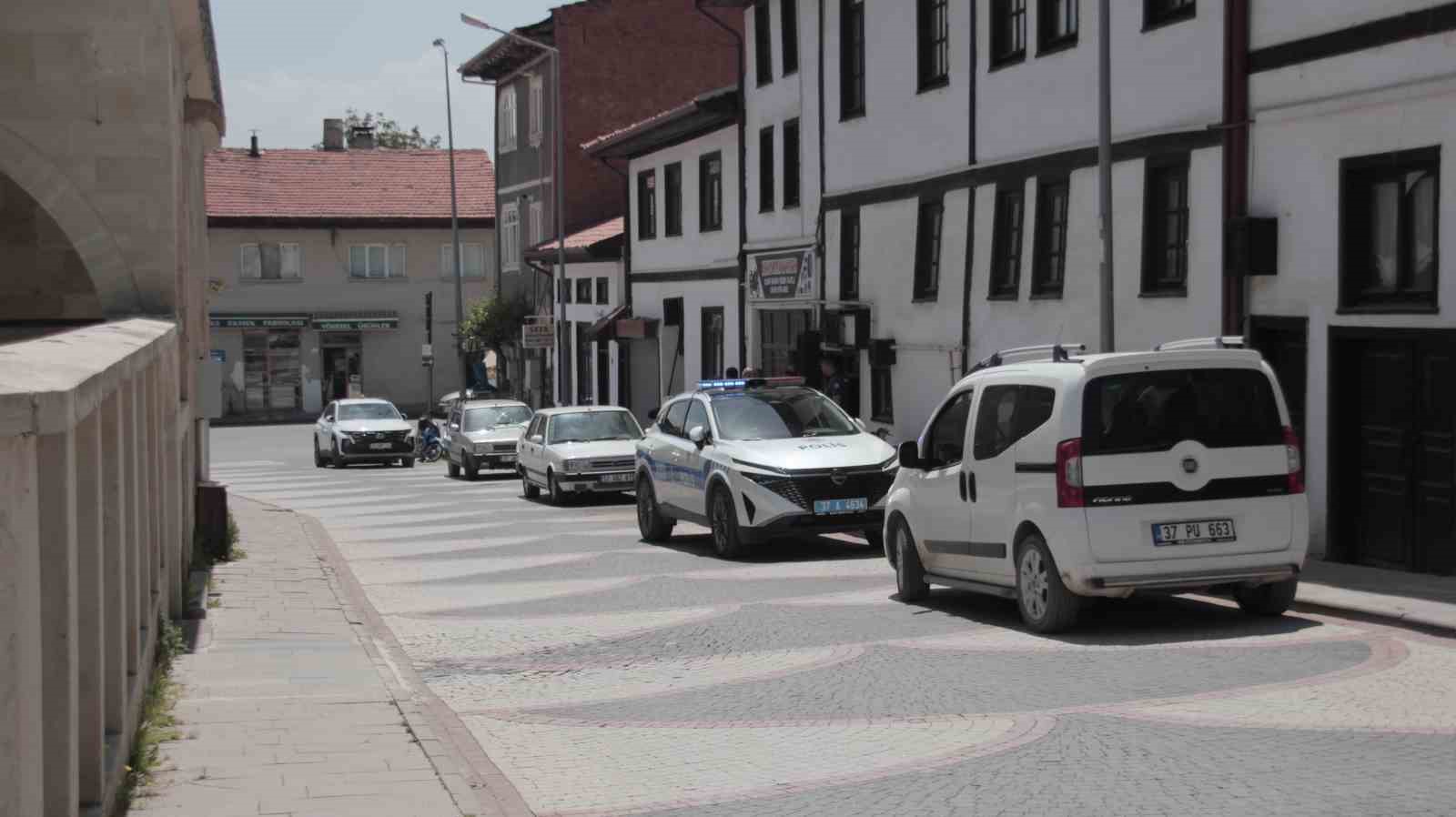 Kötü koku ihbarı ekipleri harekete geçirdi, girilen evde 30 metrelik define tüneli çıktı 