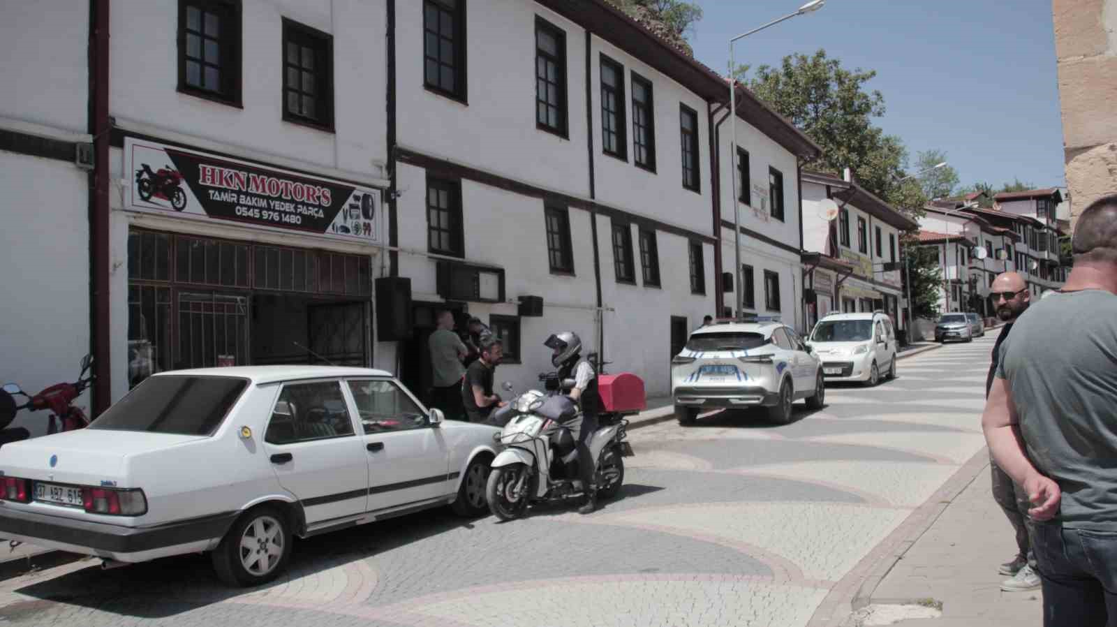 Kötü koku ihbarı ekipleri harekete geçirdi, girilen evde 30 metrelik define tüneli çıktı 