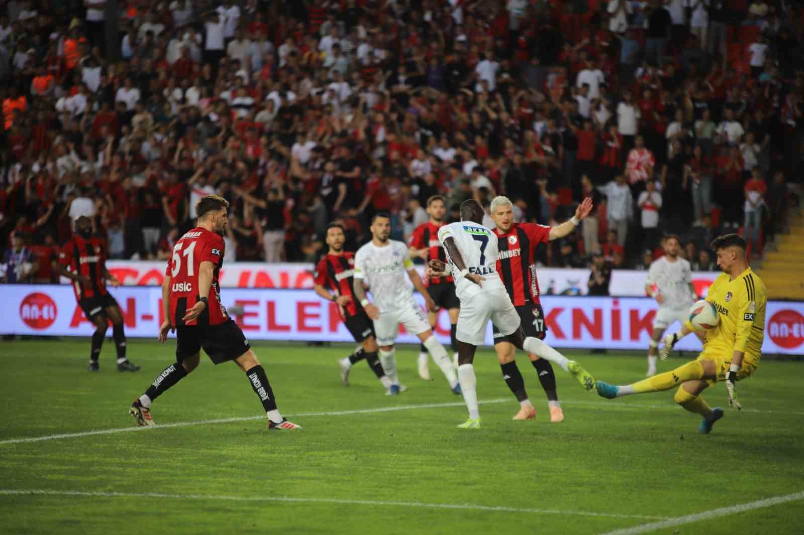 Trendyol Süper Lig: Gaziantep FK: 2 - Kasımpaşa: 0 (İlk yarı) 