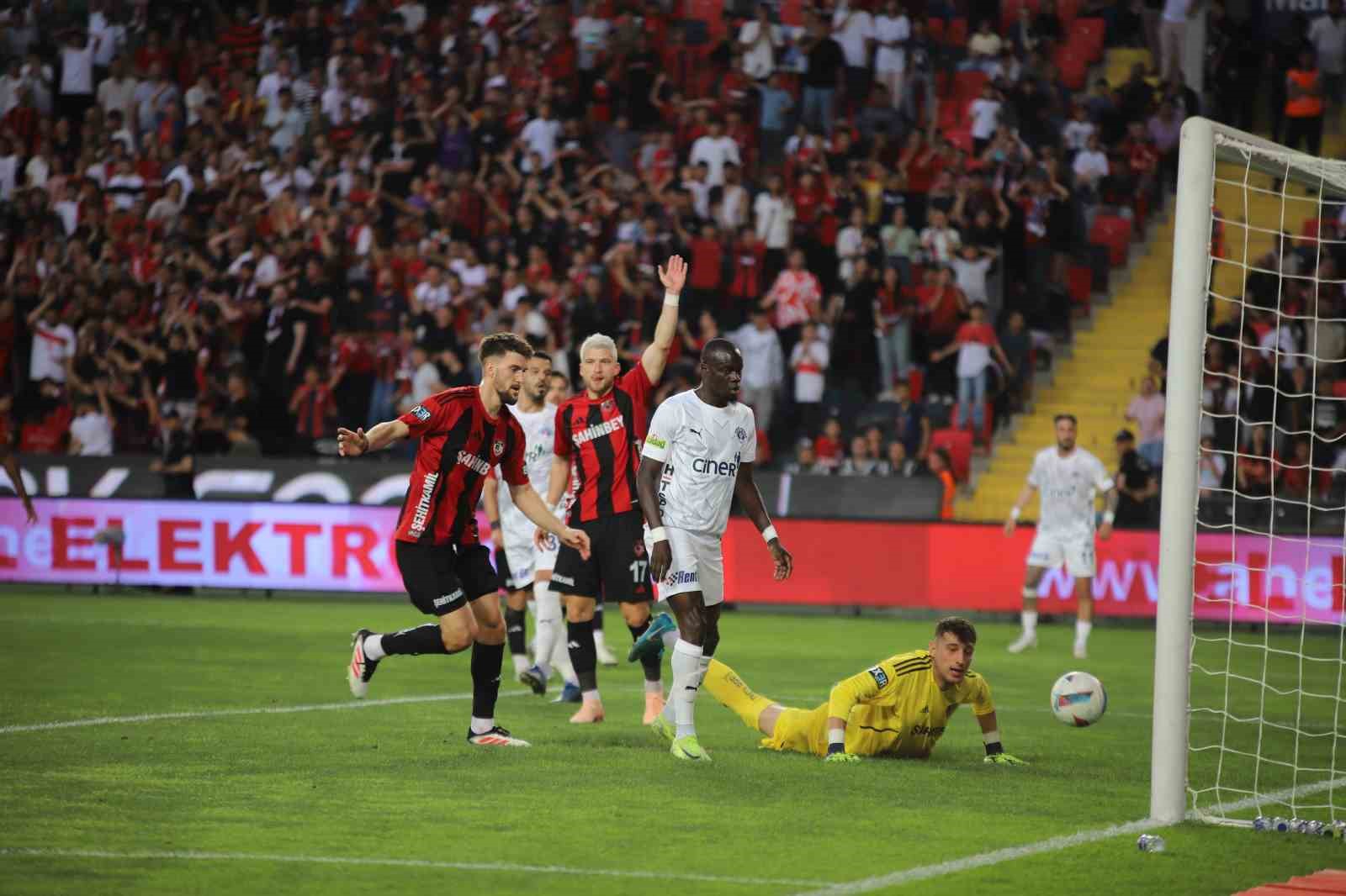 Trendyol Süper Lig: Gaziantep FK: 2 - Kasımpaşa: 0 (İlk yarı) 