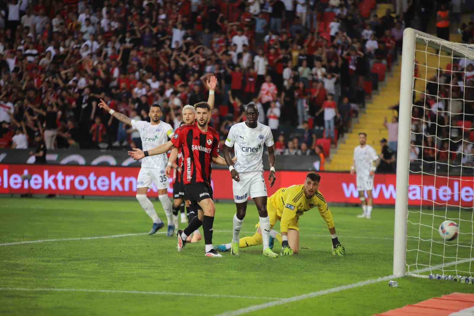 Trendyol Süper Lig: Gaziantep FK: 2 - Kasımpaşa: 0 (İlk yarı) 