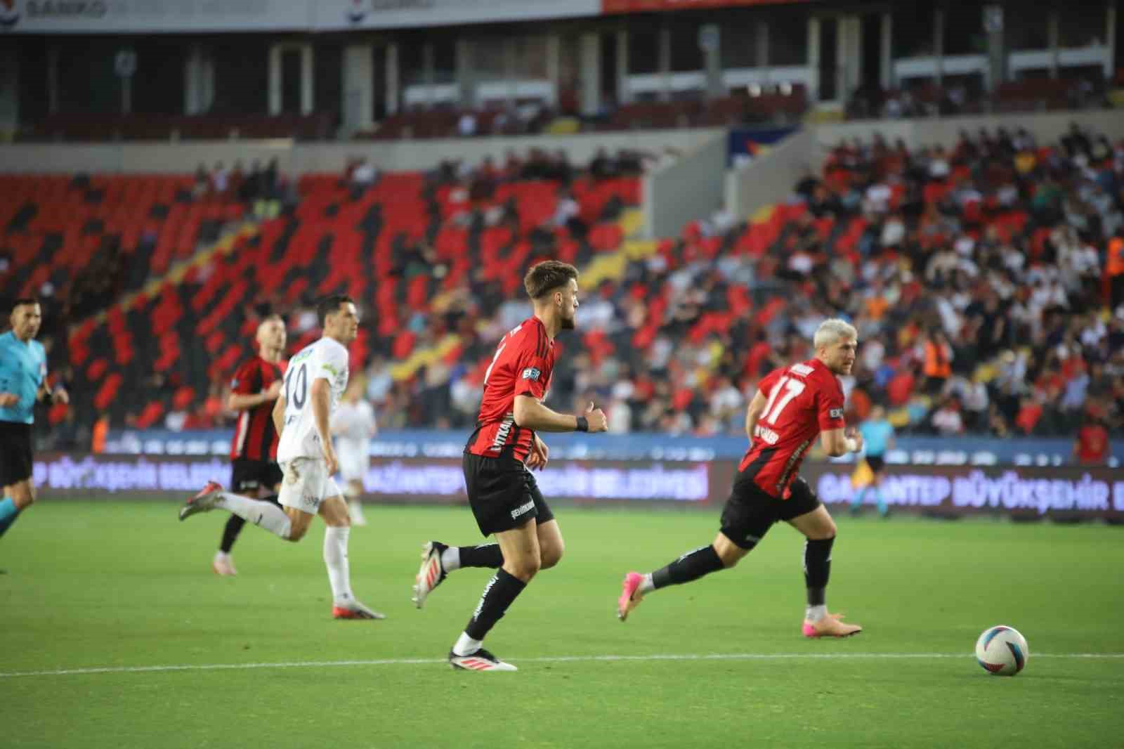 Trendyol Süper Lig: Gaziantep FK: 2 - Kasımpaşa: 0 (İlk yarı) 