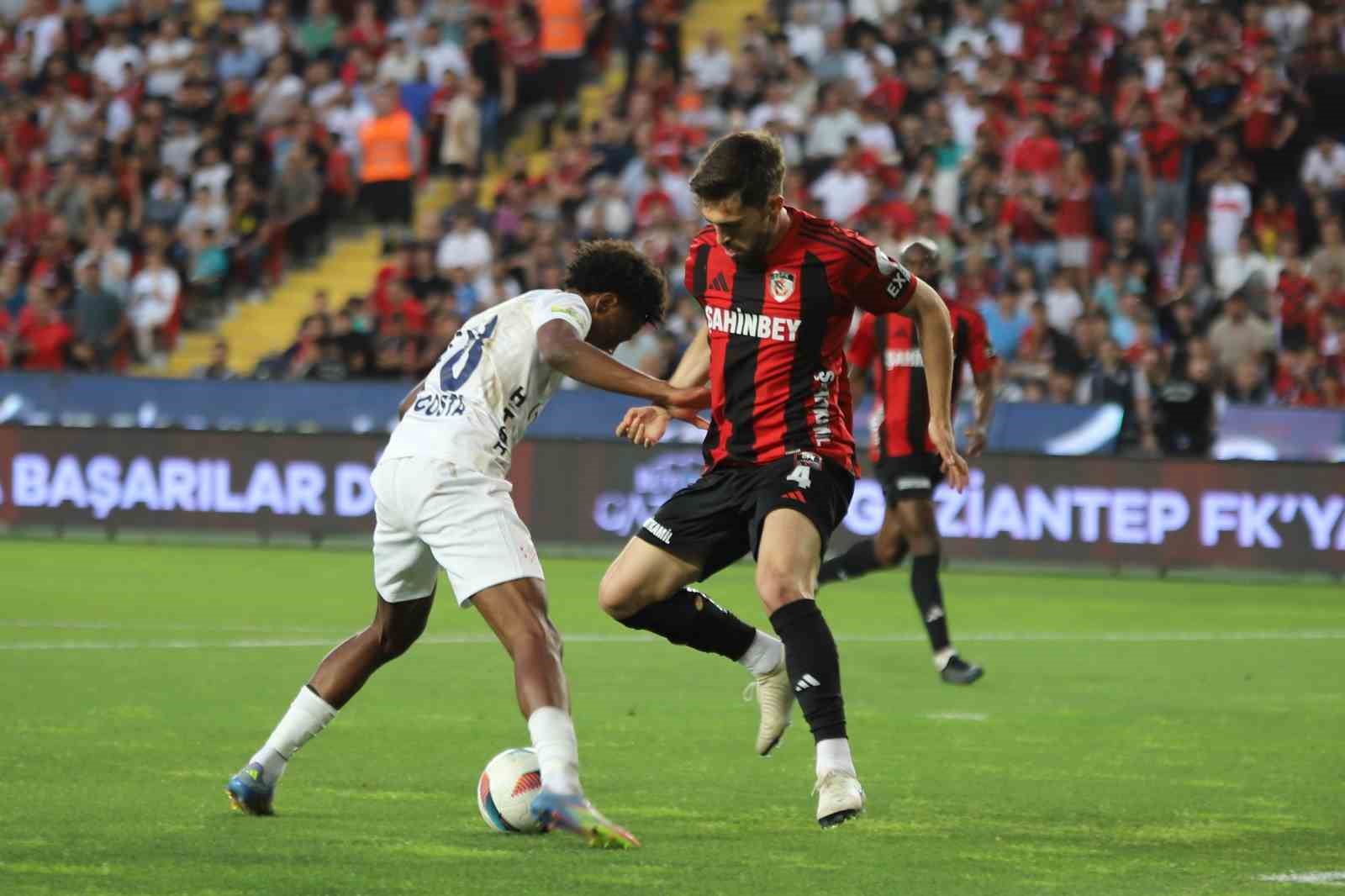 Trendyol Süper Lig: Gaziantep FK: 2 - Kasımpaşa: 0 (İlk yarı) 