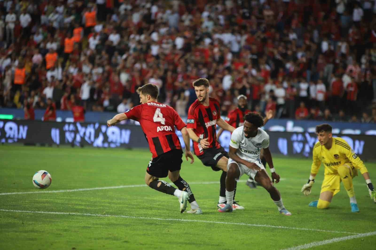 Trendyol Süper Lig: Gaziantep FK: 2 - Kasımpaşa: 0 (İlk yarı) 