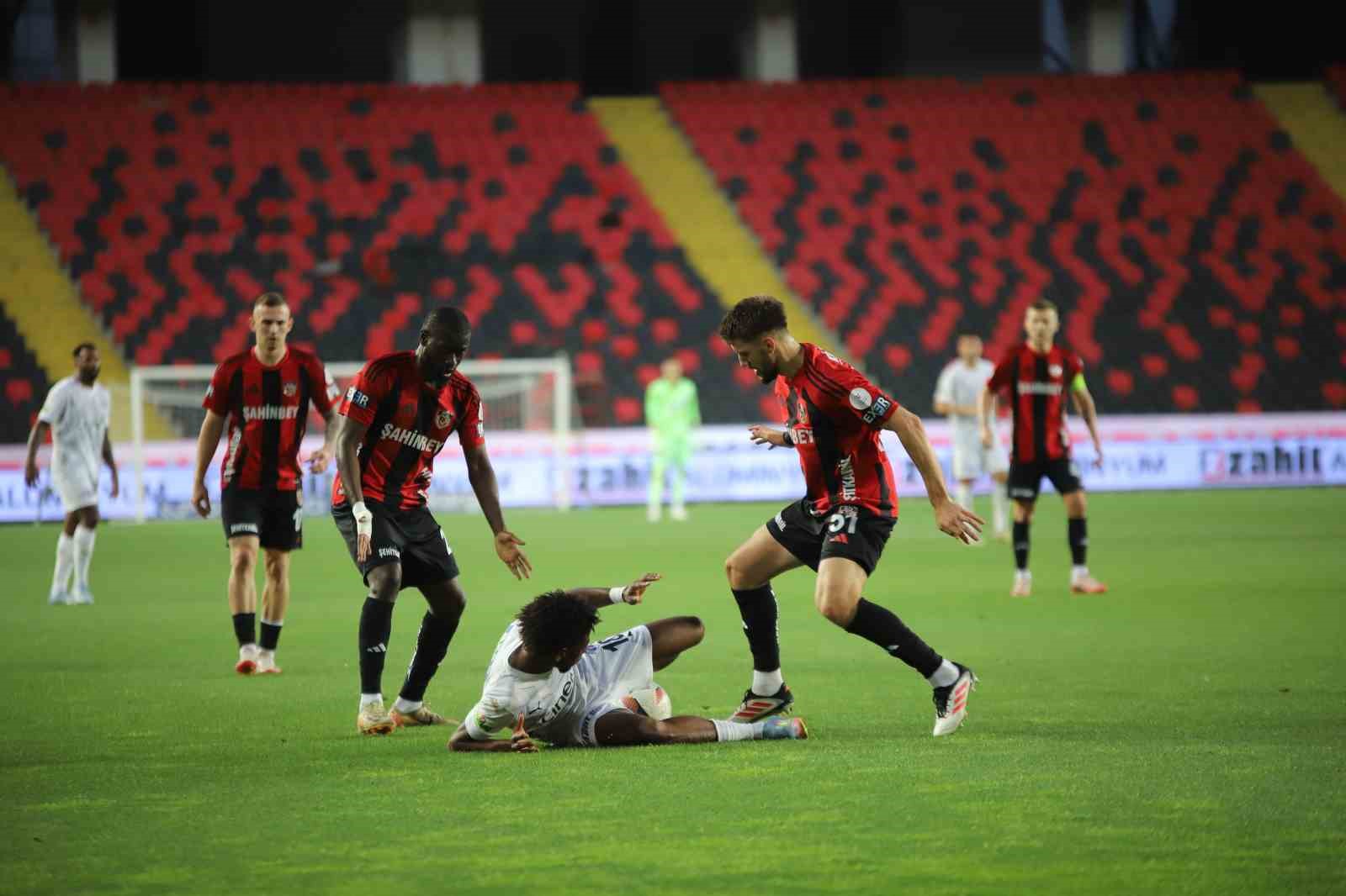 Trendyol Süper Lig: Gaziantep FK: 2 - Kasımpaşa: 0 (İlk yarı) 