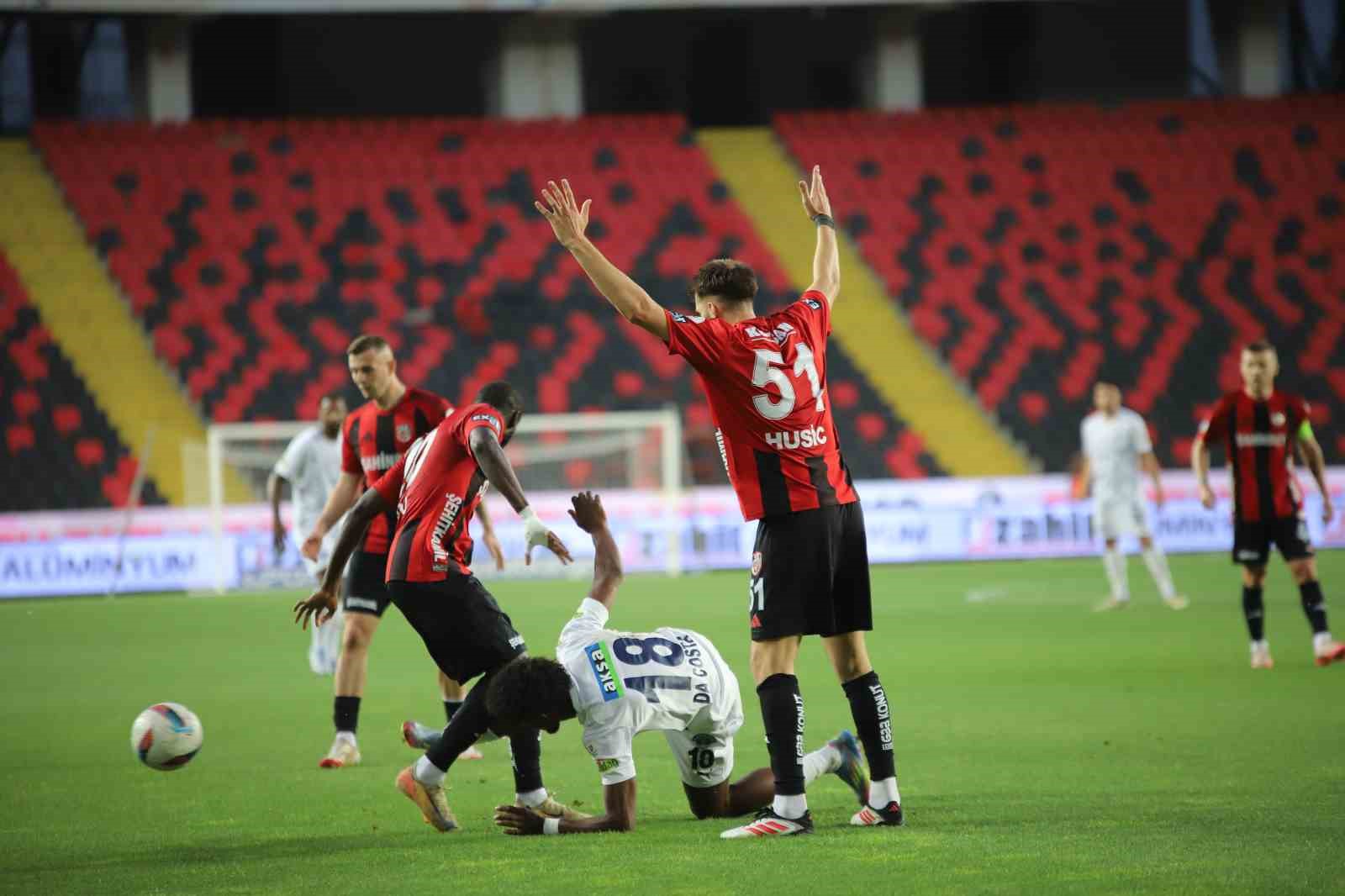 Trendyol Süper Lig: Gaziantep FK: 2 - Kasımpaşa: 0 (İlk yarı) 
