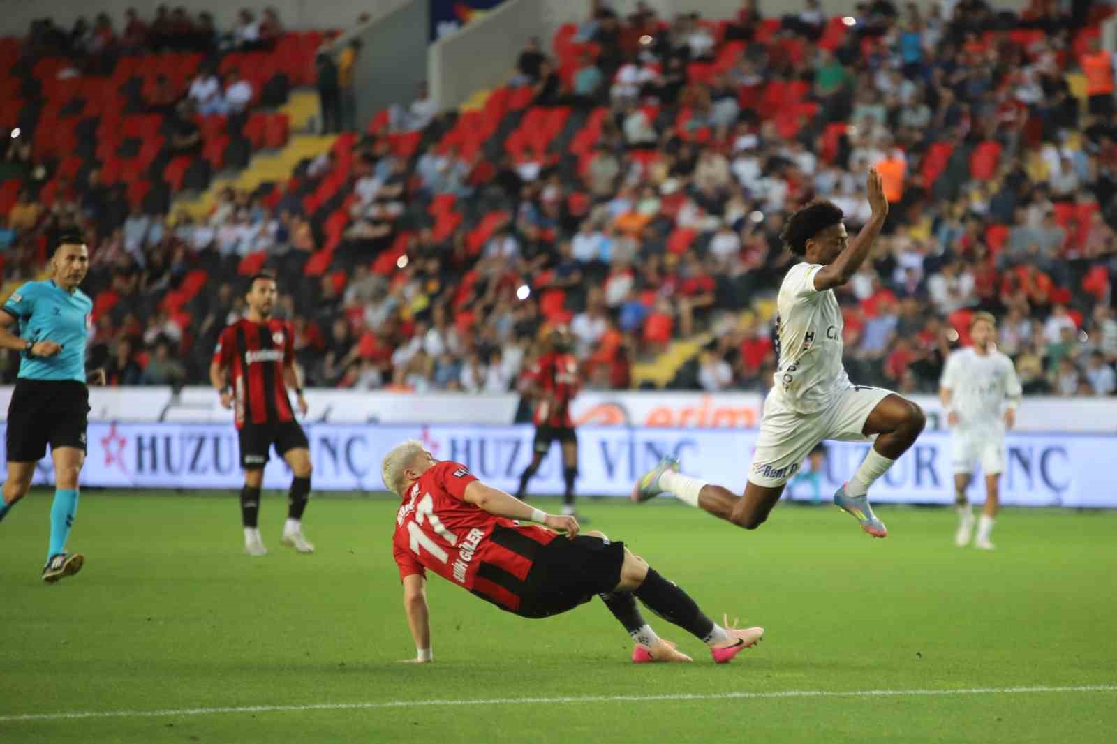 Trendyol Süper Lig: Gaziantep FK: 2 - Kasımpaşa: 0 (İlk yarı) 
