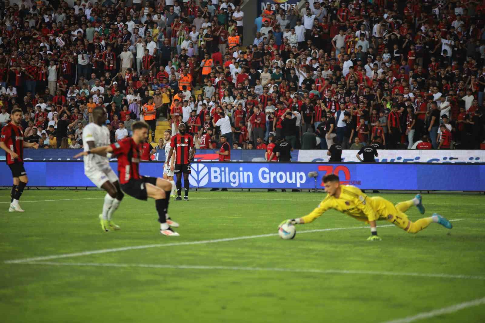 Trendyol Süper Lig: Gaziantep FK: 2 - Kasımpaşa: 0 (İlk yarı) 
