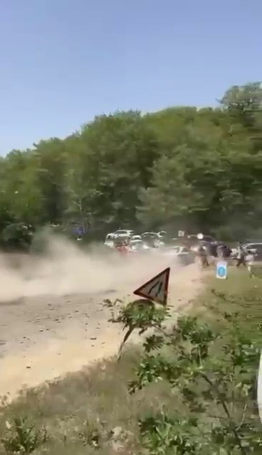 Ralli yarışında korku dolu anlar: Yarış aracı seyircilerin bulunduğıu bölgeye savruldu 