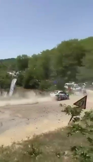 Ralli yarışında korku dolu anlar: Yarış aracı seyircilerin bulunduğıu bölgeye savruldu 
