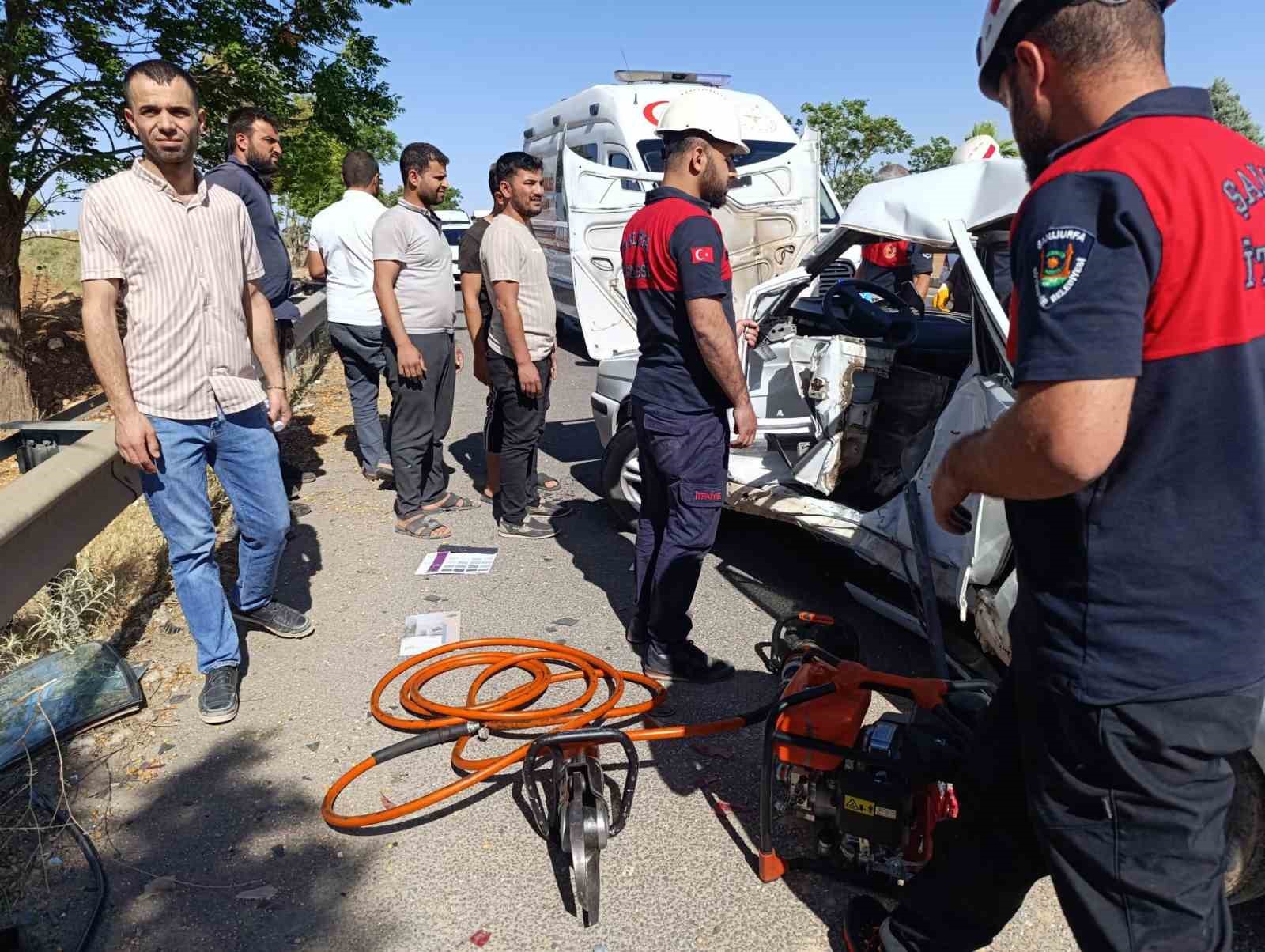 Şanlıurfa’daki zincirleme kazada araçta sıkışan 2 kişi yaralandı 