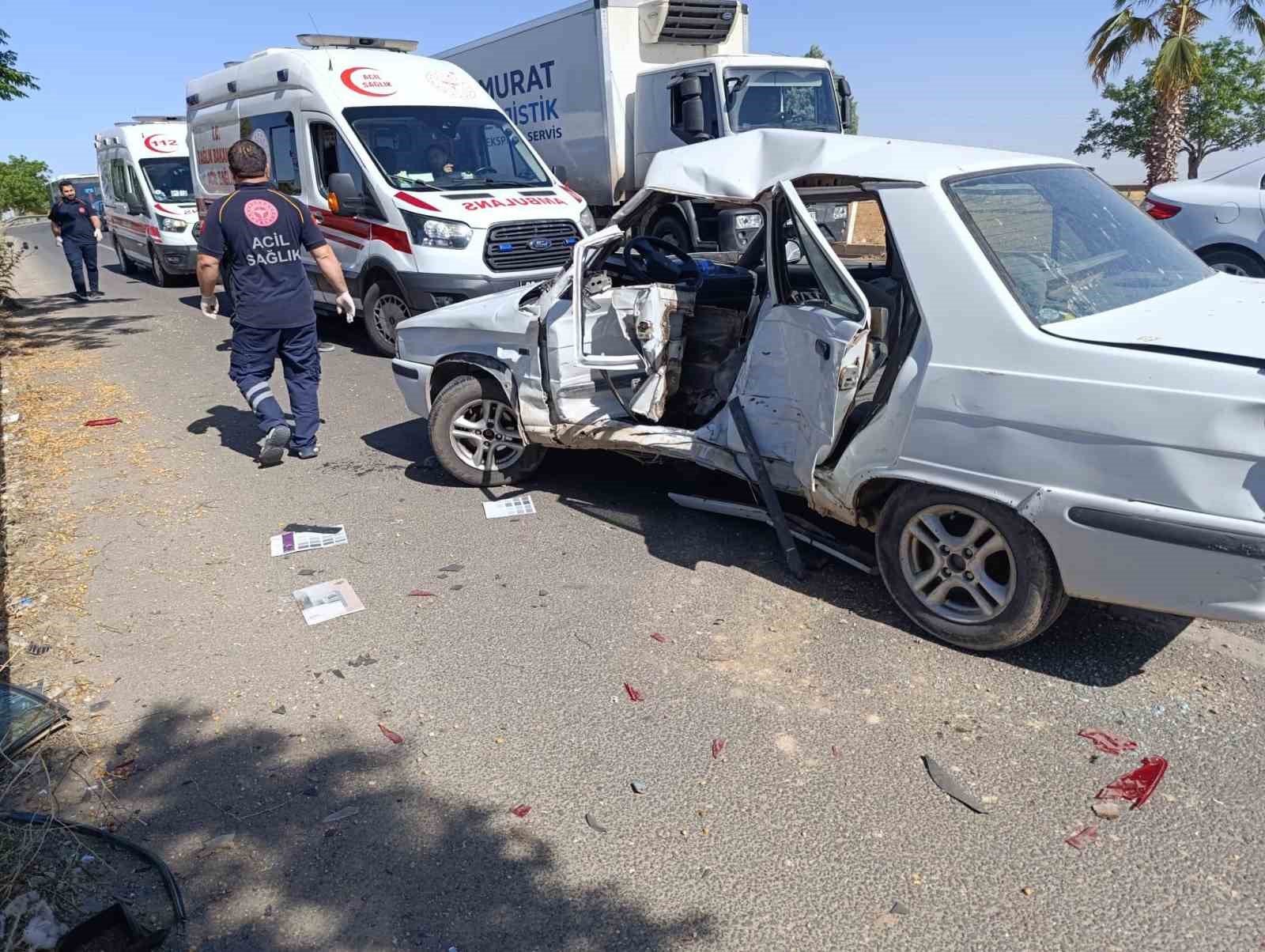 Şanlıurfa’daki zincirleme kazada araçta sıkışan 2 kişi yaralandı 