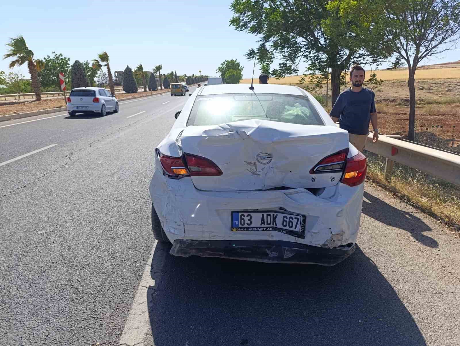 Şanlıurfa’daki zincirleme kazada araçta sıkışan 2 kişi yaralandı 