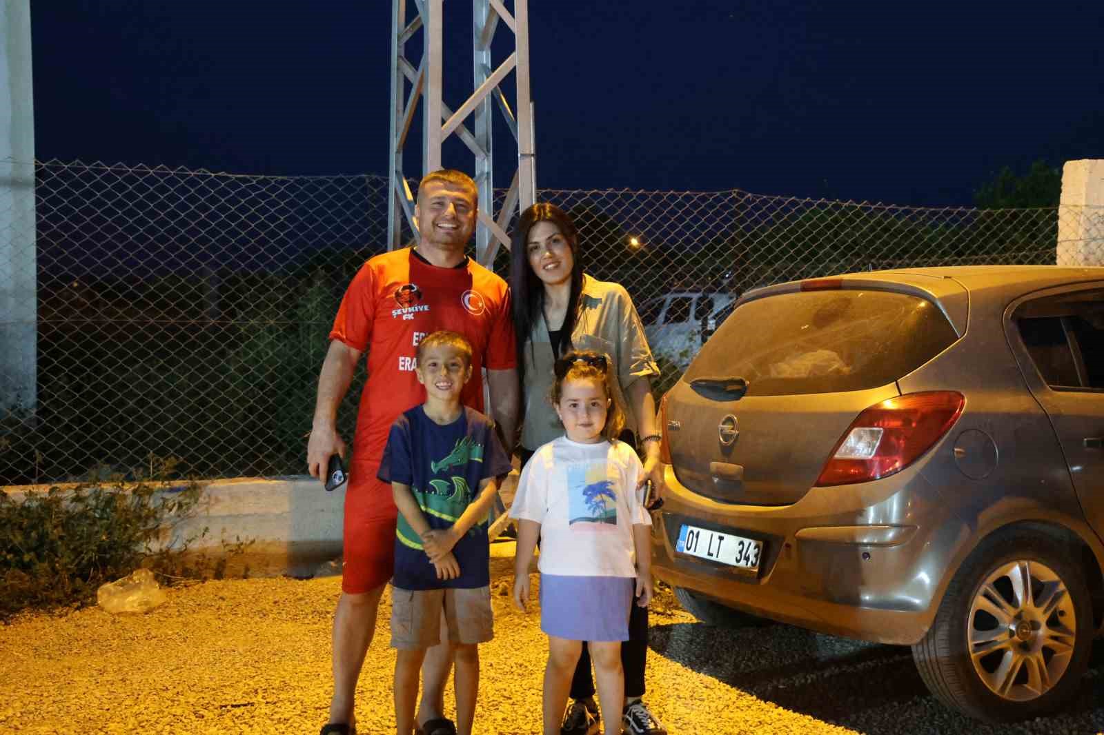 Adanalı öğretmen 10. evlilik yıl dönümünü sahada kutladı 