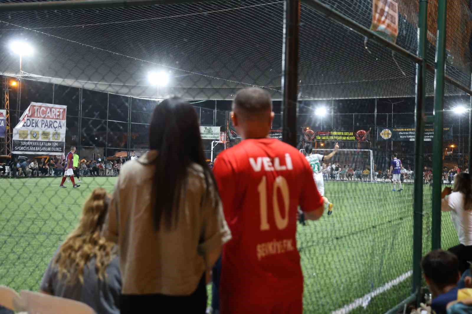 Adanalı öğretmen 10. evlilik yıl dönümünü sahada kutladı 