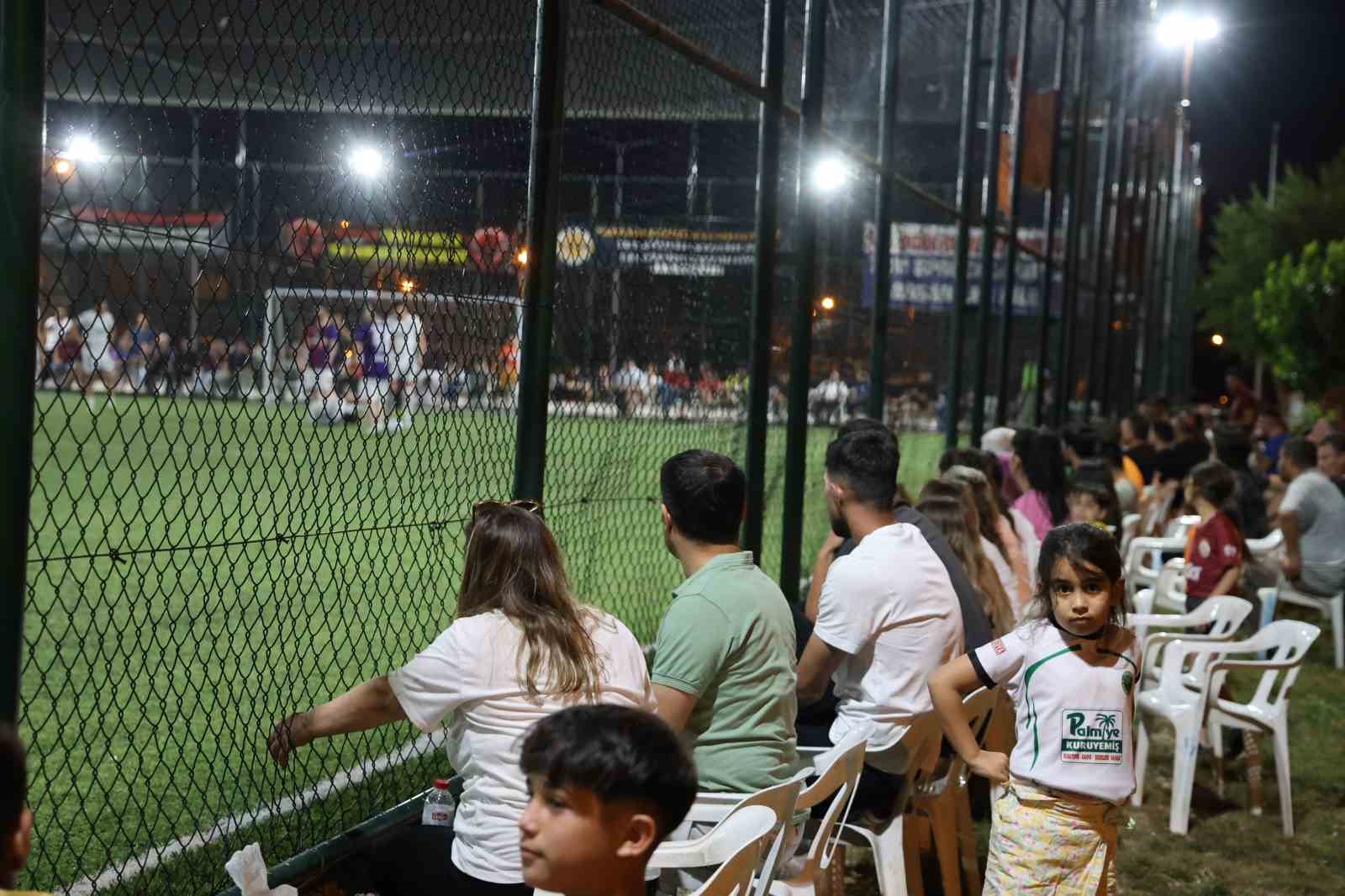 Adanalı öğretmen 10. evlilik yıl dönümünü sahada kutladı 