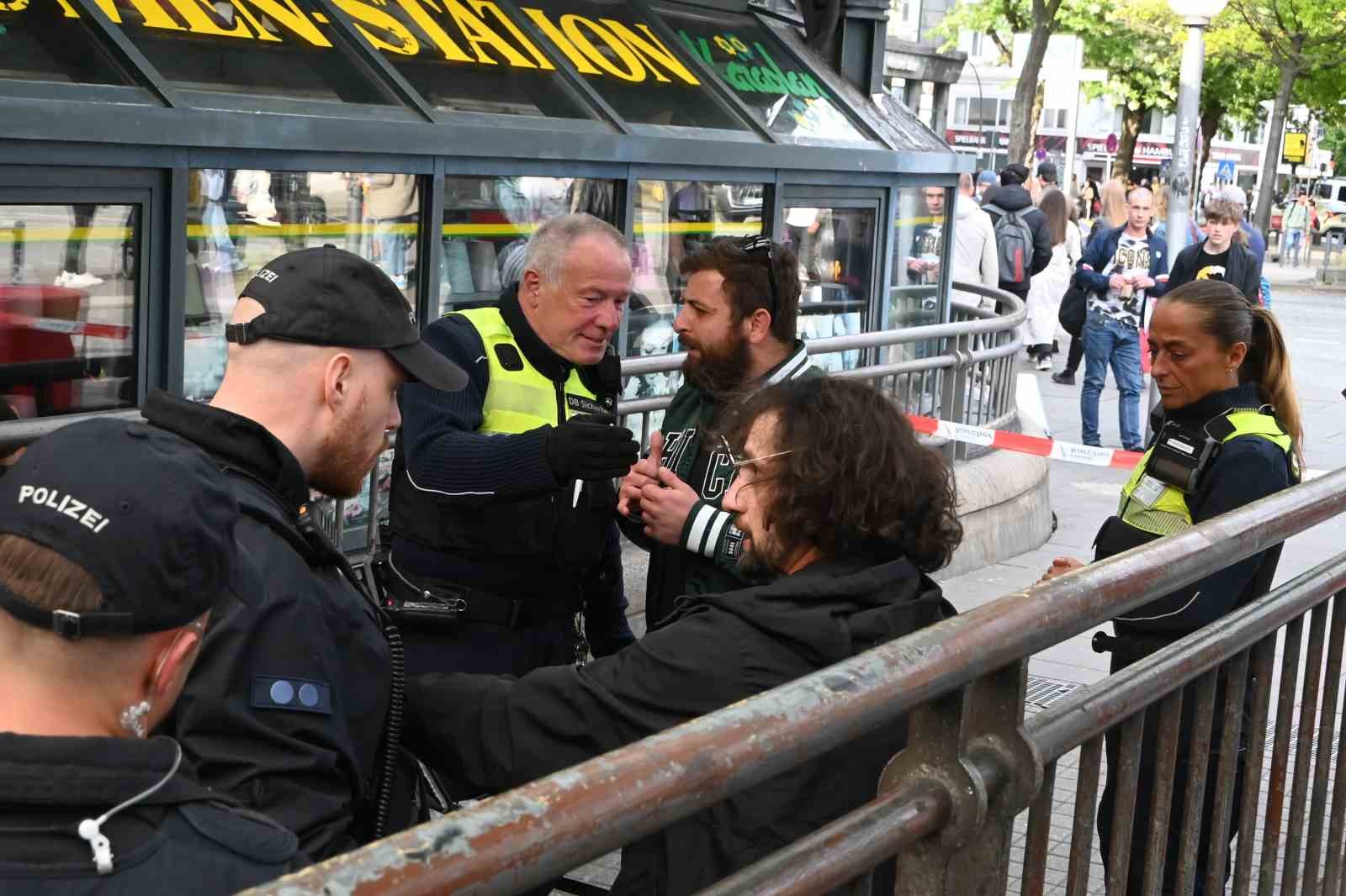 Hamburg’da tren istasyonunda silah ve kesici alet araması