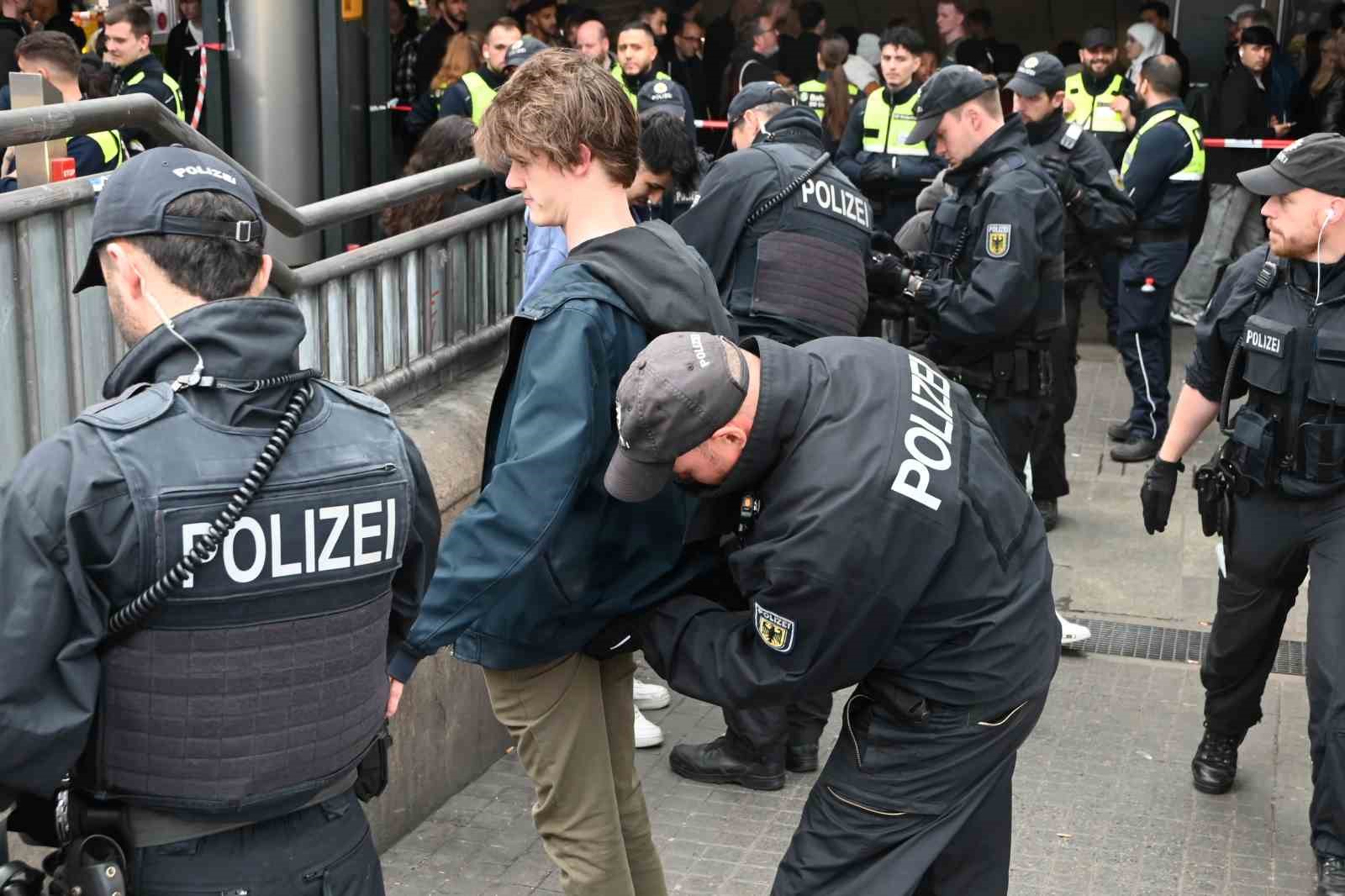 Hamburg’da tren istasyonunda 