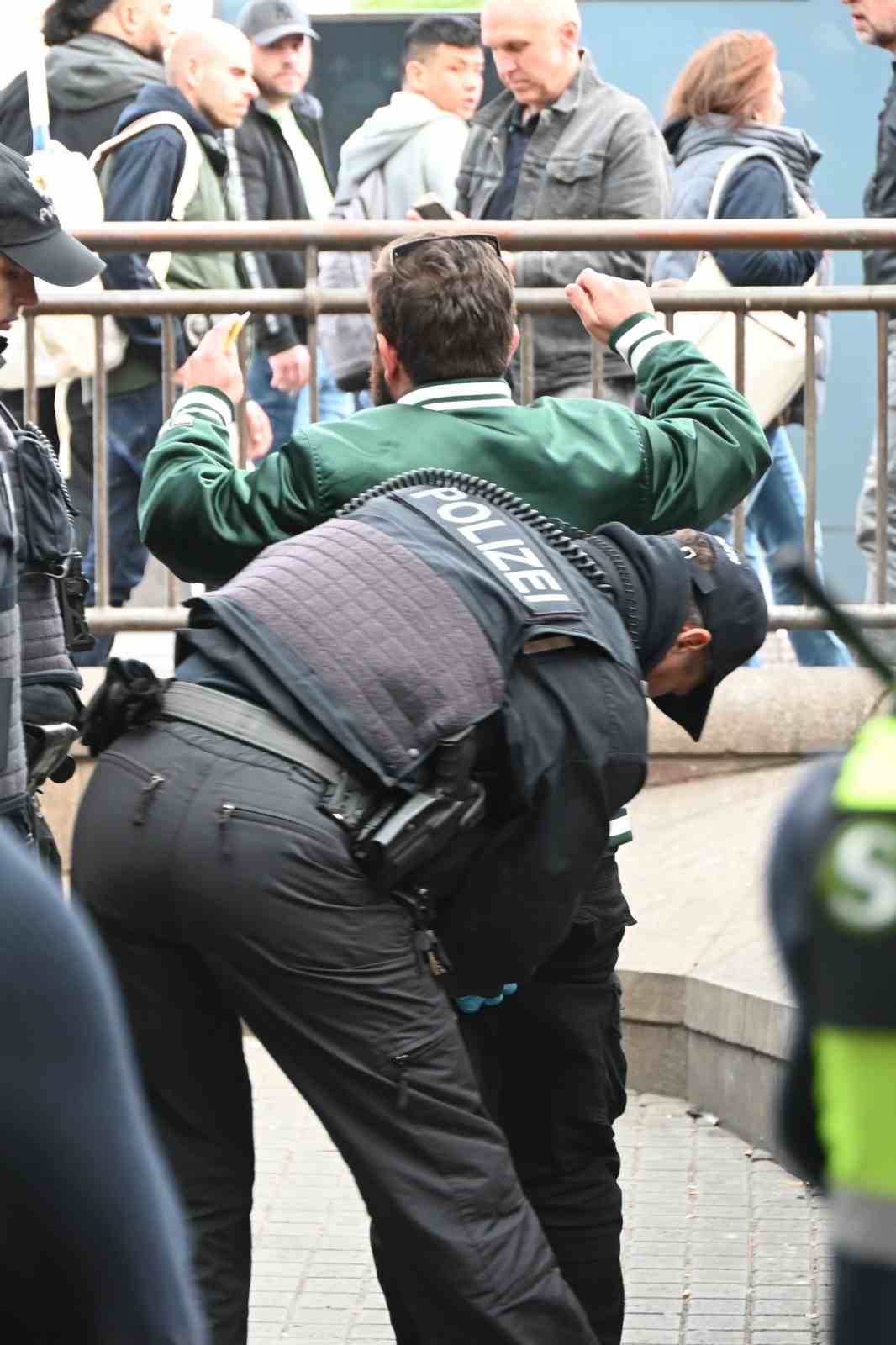 Hamburg’da tren istasyonunda 