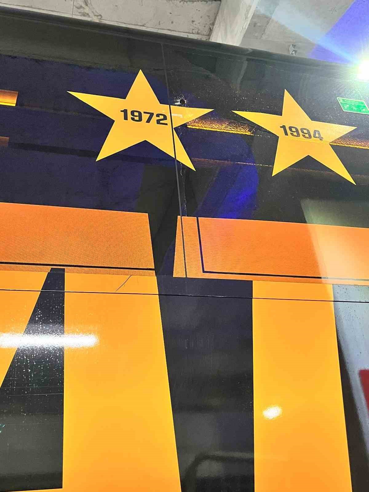 Galatasaray otobüsüne taşlı saldırı 
