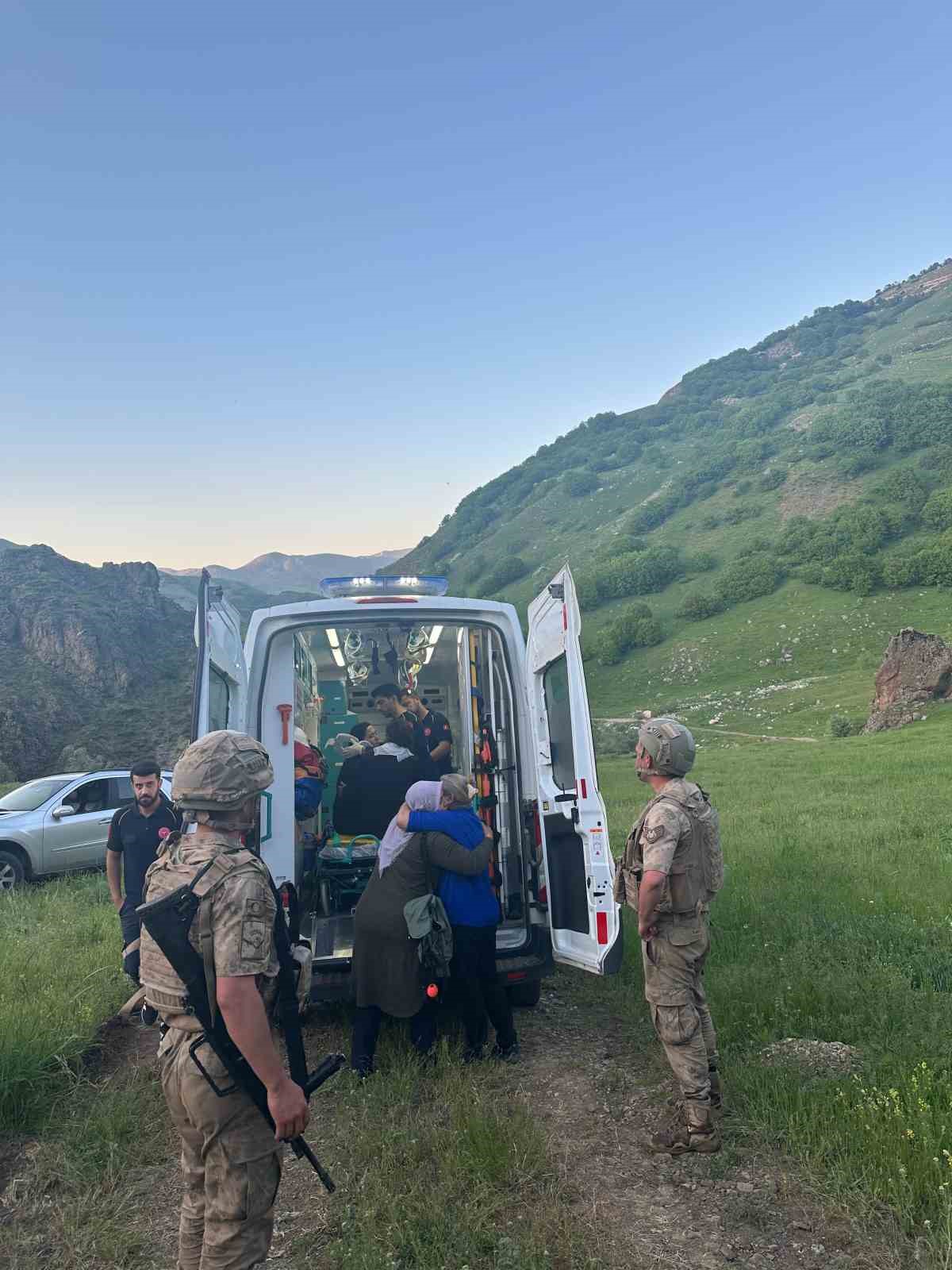 Ot toplamaya gittikleri bölgede kaybolan çiftin yardımına jandarma yetişti 