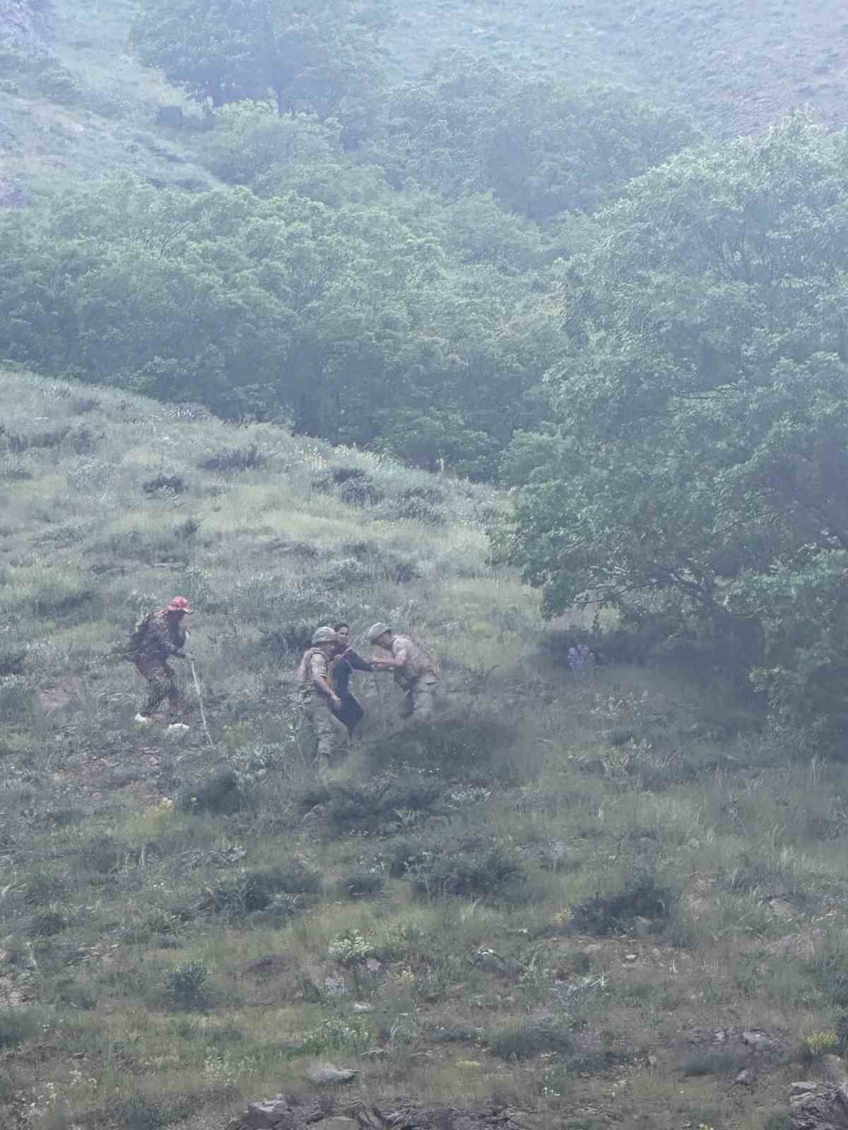 Ot toplamaya gittikleri bölgede kaybolan çiftin yardımına jandarma yetişti 
