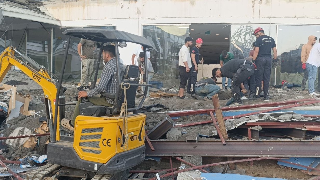 İşçiler canını son anda kurtardı: Antalya’da otel inşaatının balkonu göçtü