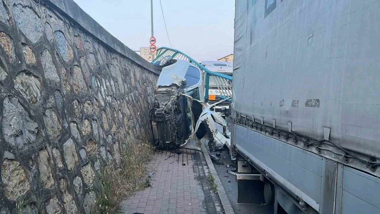 Korkulukları yıkan otomobil duvarda asılı kaldı.