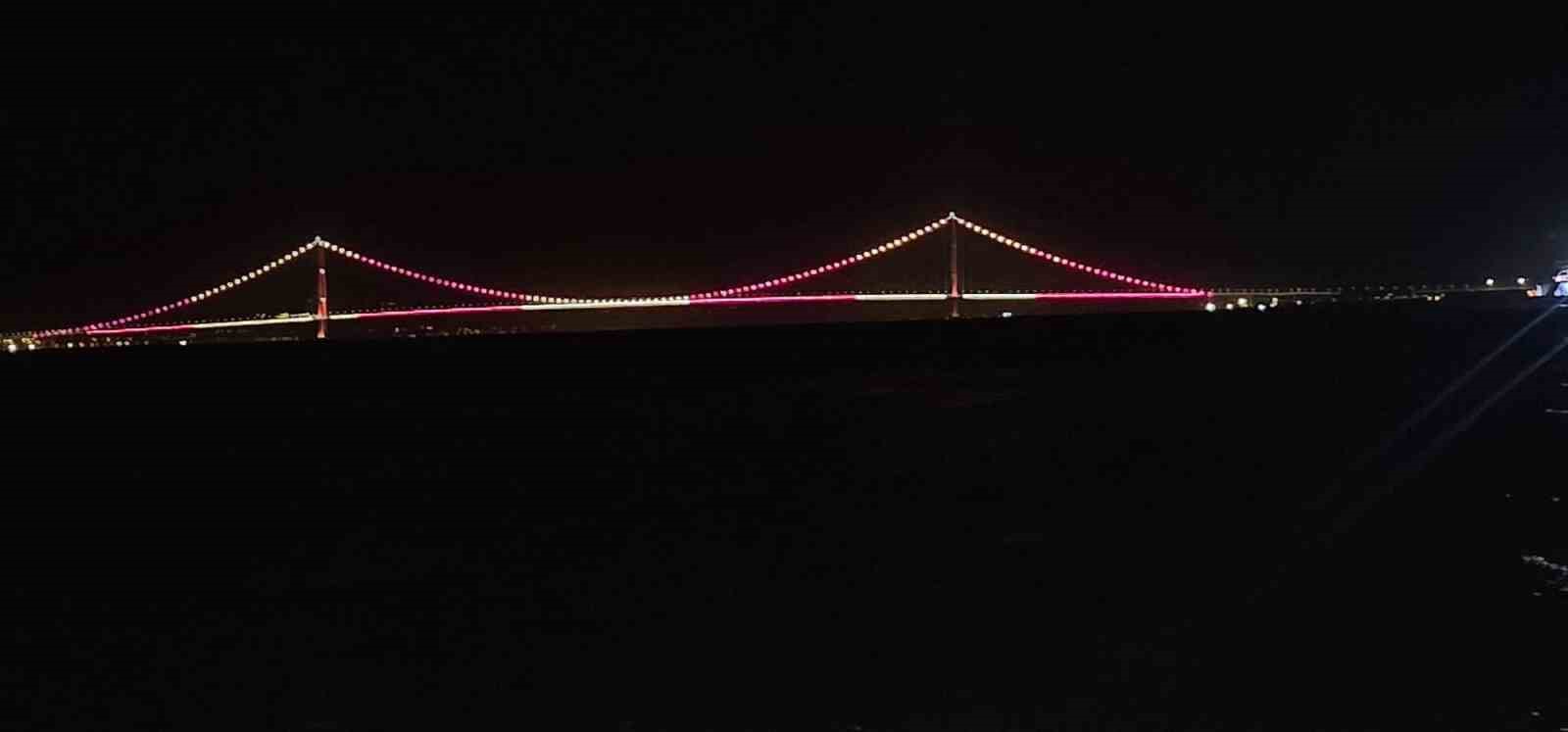Çanakkale Köprüsü sarı kırmızılı renklerle aydınlatıldı