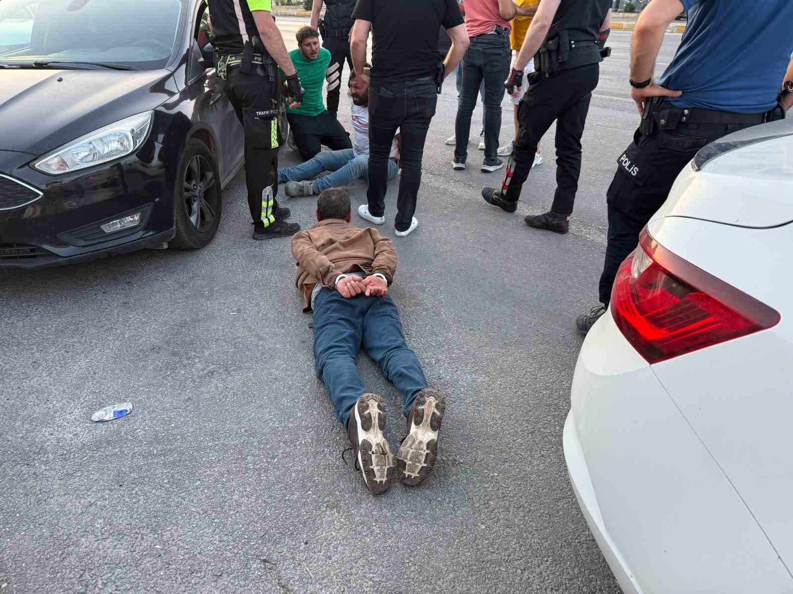 Durdurulan araçtaki şahıslar polise saldırdı: 2 yaralı, 3 gözaltı 